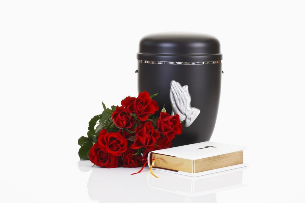 une rose avec un urne et bible