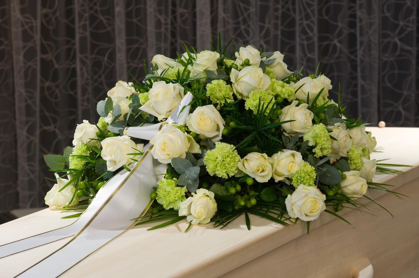 un bouquet sur un cercueil